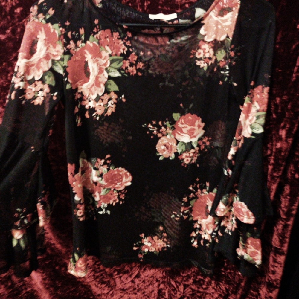 ❇️Rose Mesh Bell Sleeve Top❇️